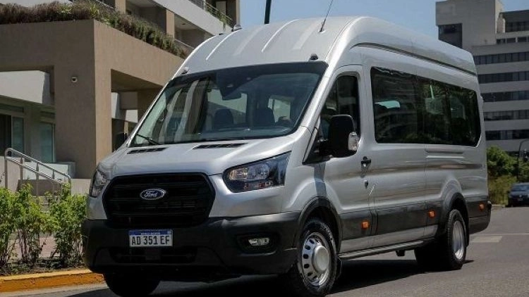 Disposi&ccedil;&atilde;o van at&eacute; 17 passageiros